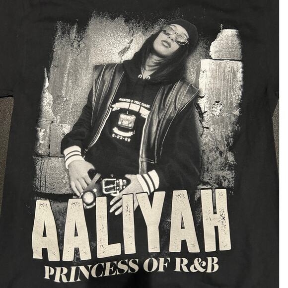 AALIYAH New "Princess of R&B" Short Sleeve Graphic Tee Size S - Picture 1 of 4